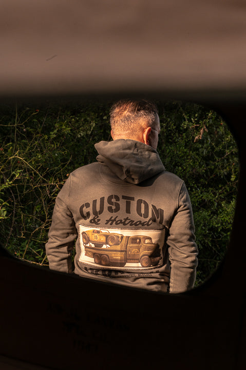 Sweat à capuche Ironpaw “Custom Trucker” – Kaki militaire – Print & Stitch Capu Mattu