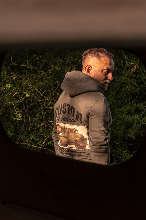 Sweat à capuche Ironpaw “Custom Trucker” – Kaki militaire – Print & Stitch Capu Mattu