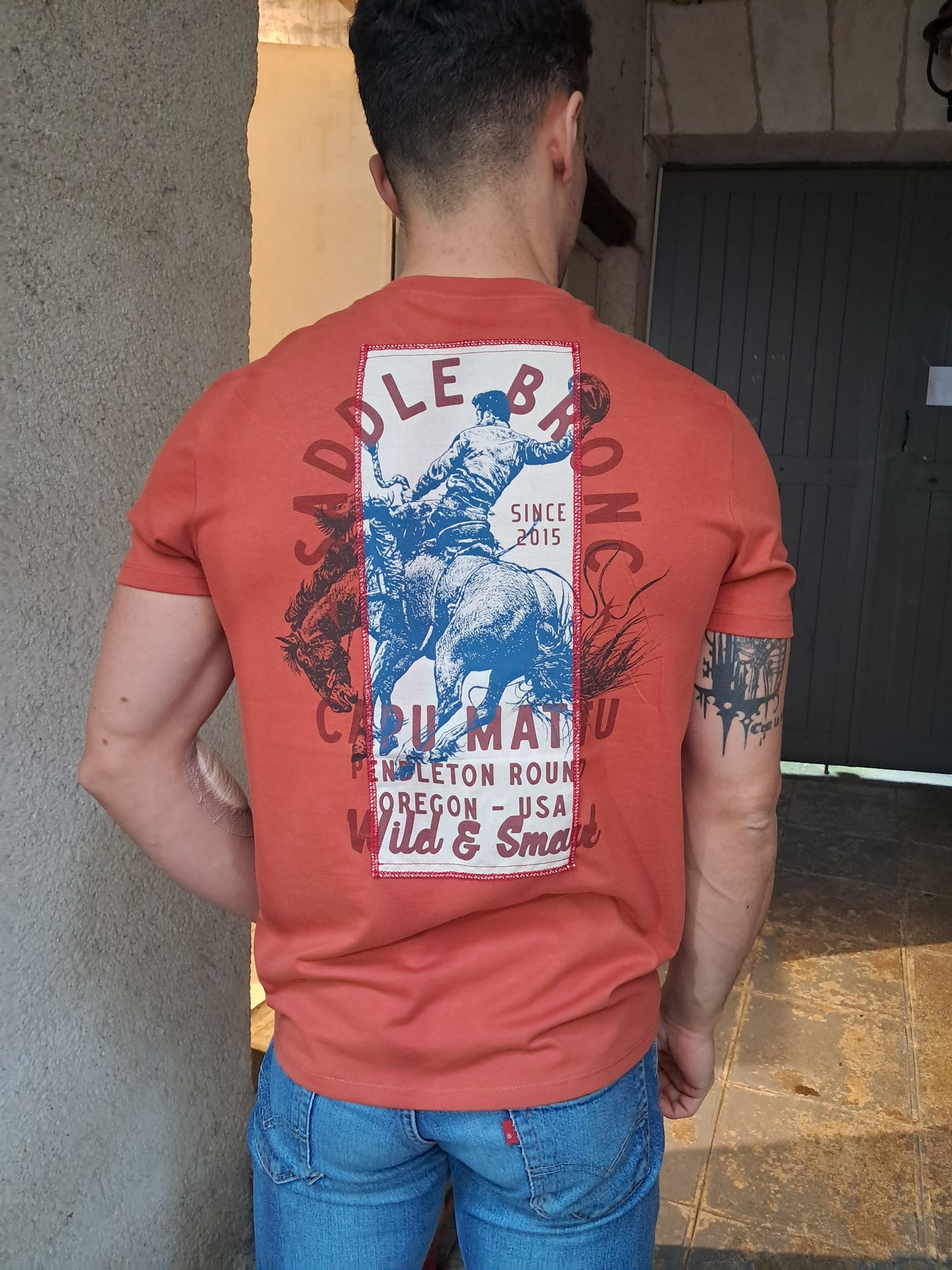 T-shirt Saddle Bronc brique