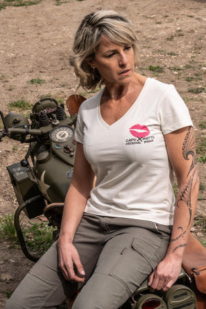 T-shirt Col V Femme Atomic Girl Kiss – Blanc | Capu Mattu Original Brand